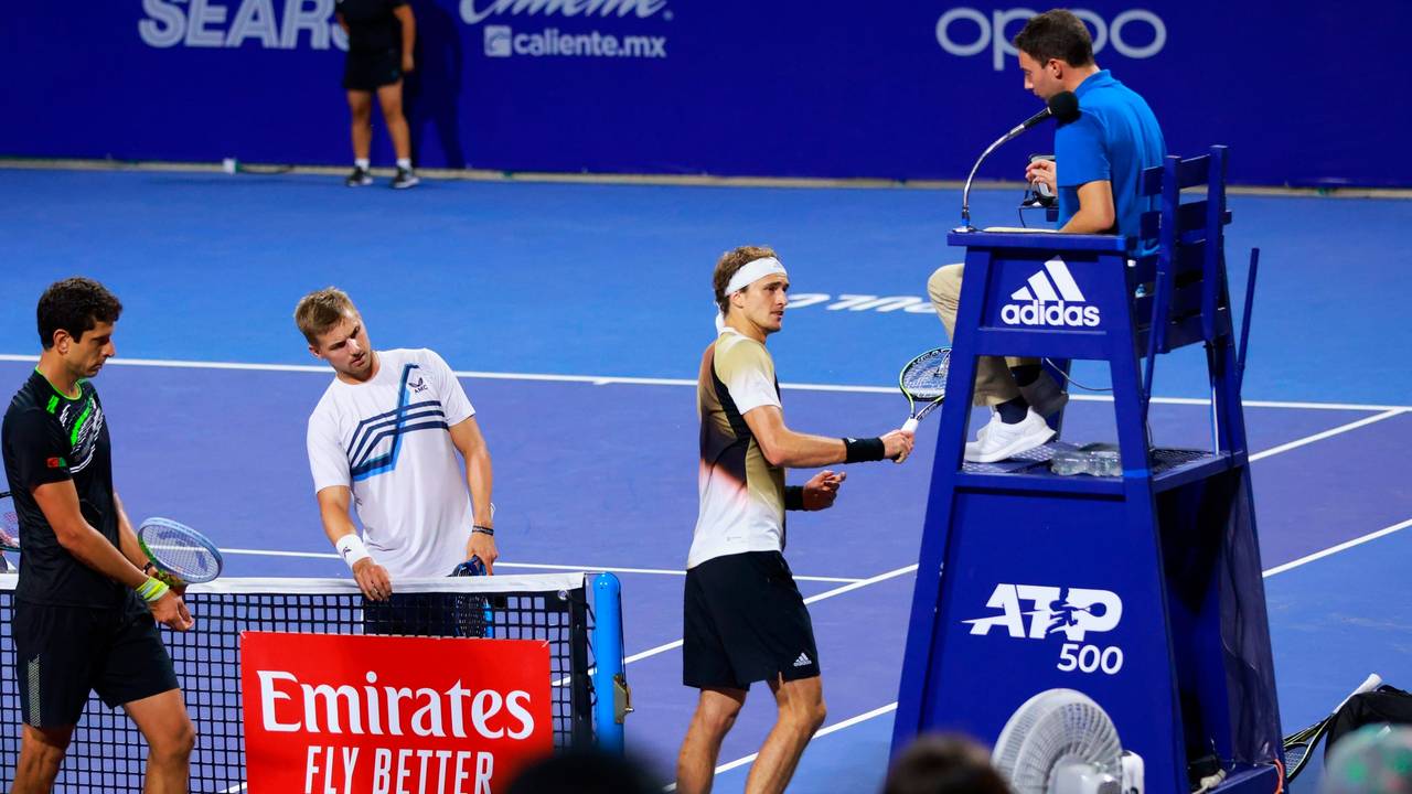 Alexander Zverev schmettert seinen Schläger gegen den Stuhl des Schiedsrichters.