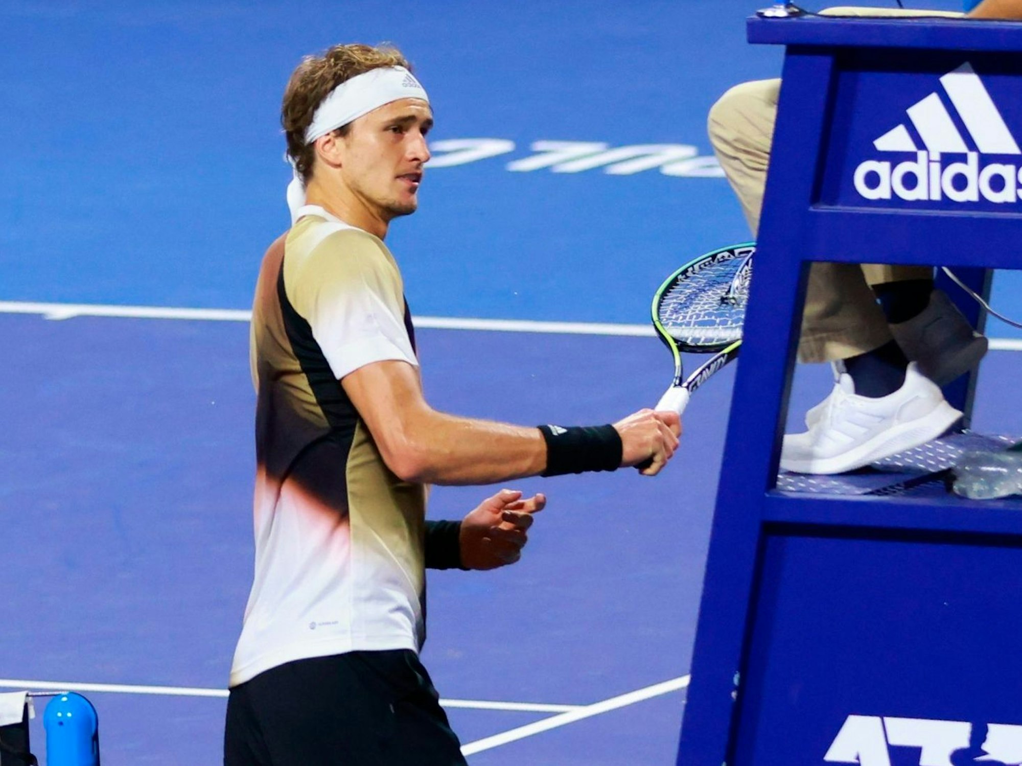 Alexander Zverev schmettert seinen Schläger gegen den Stuhl des Schiedsrichters.