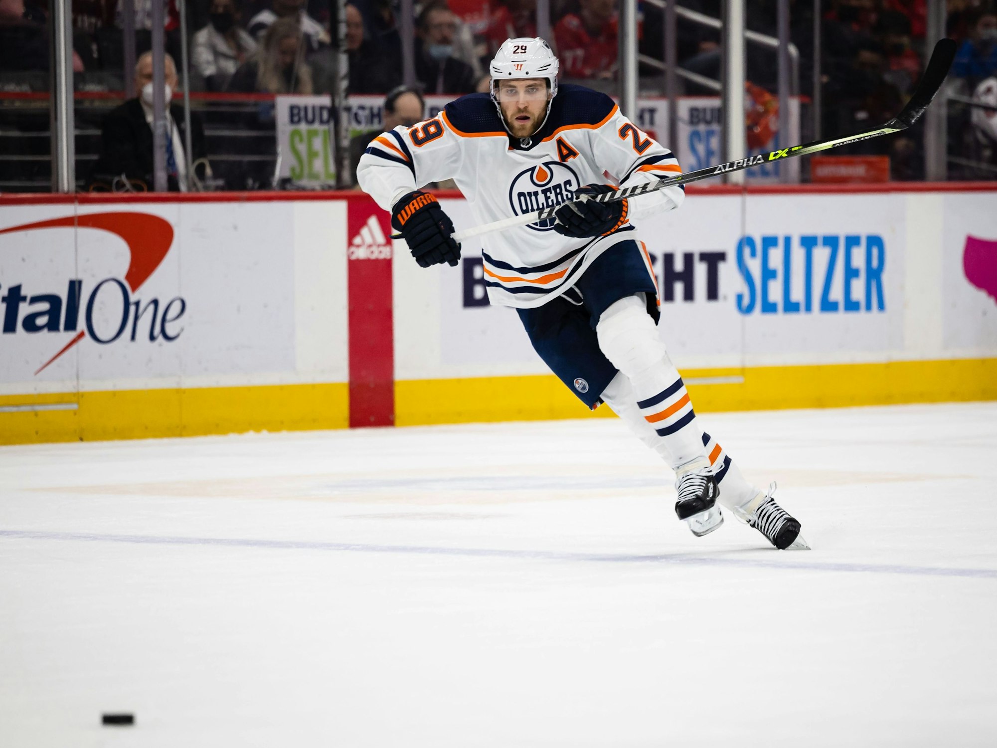 Eishockey-Profi Leon Draisaitl in Aktion.