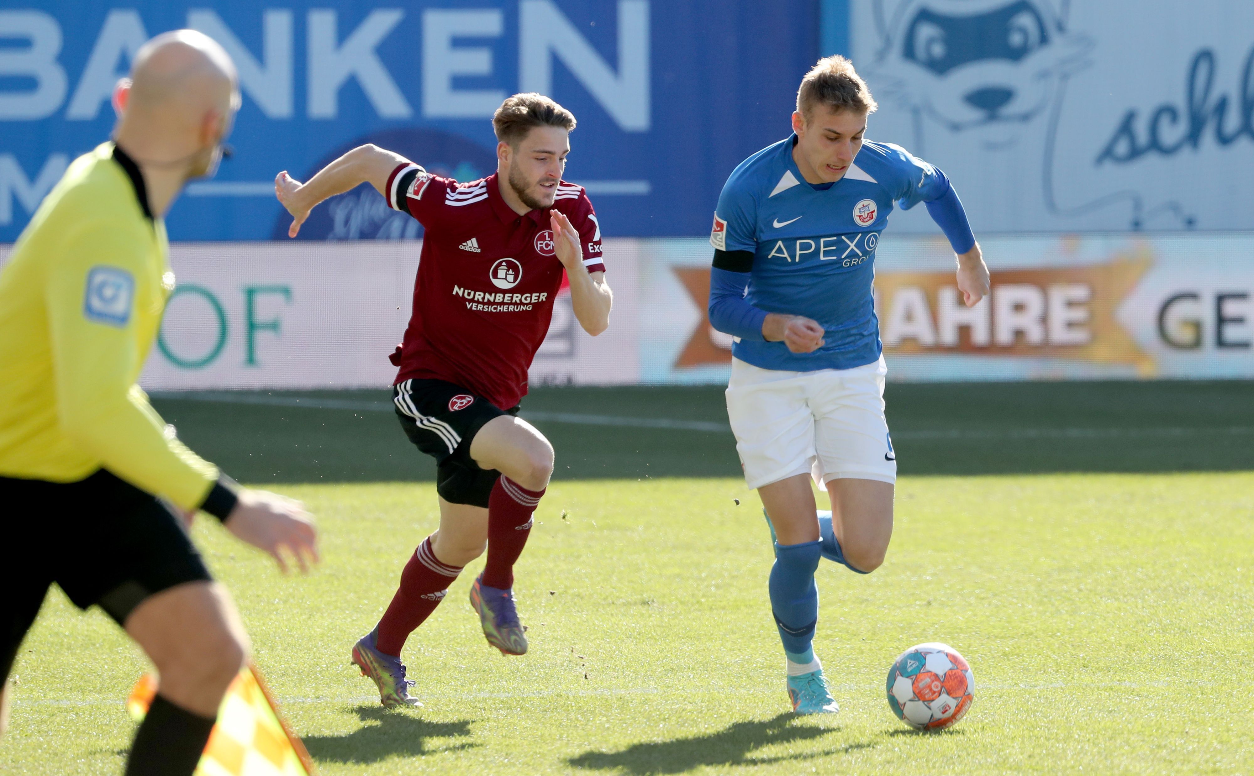 Danylo Sikan (rechts) im Zweikampf mit Lukas Schleimer