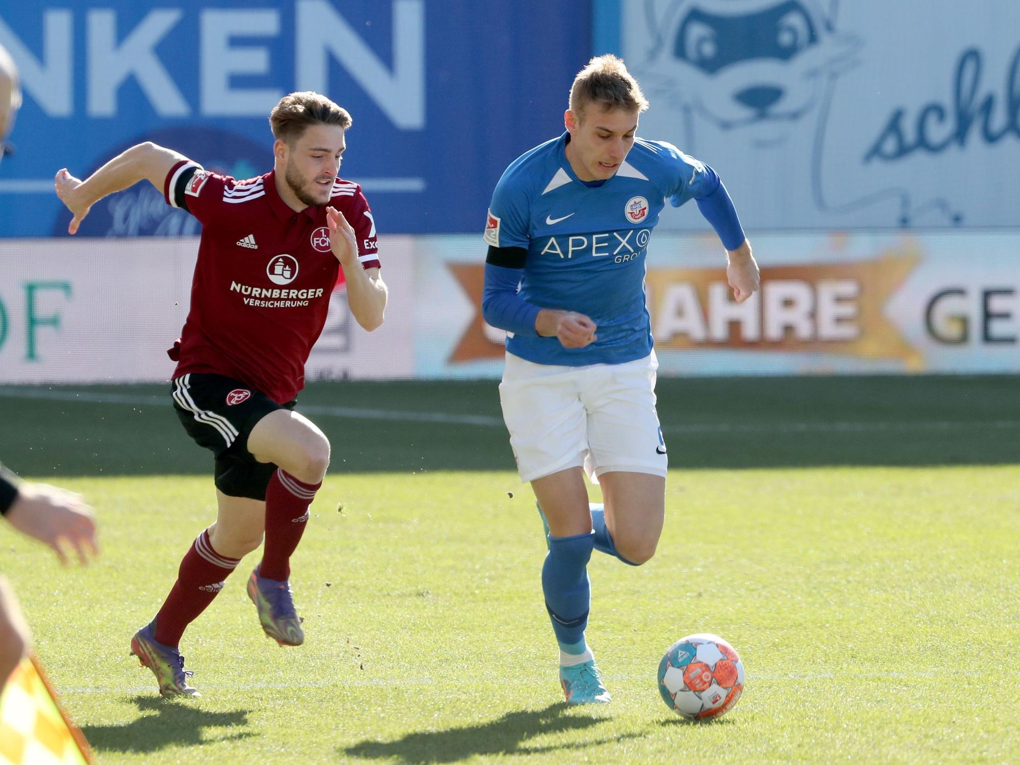 Danylo Sikan (rechts) im Zweikampf mit Lukas Schleimer