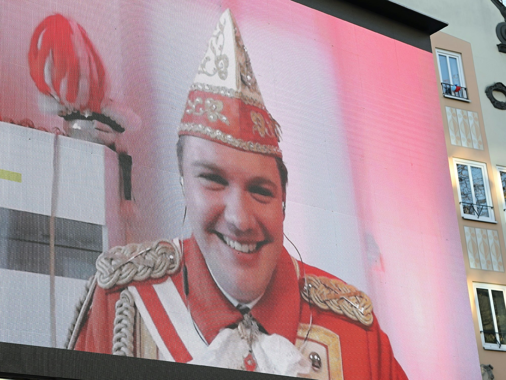 Der wegen Quarantäne verhinderte Präsident der Nippeser Bürgerwehr Michael Gerhold wurde per Live-Schalte immer wieder eingeblendet.