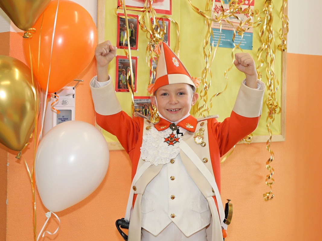 Moderator Luis führt durch die Sendung aus der Bilingo-Schule.