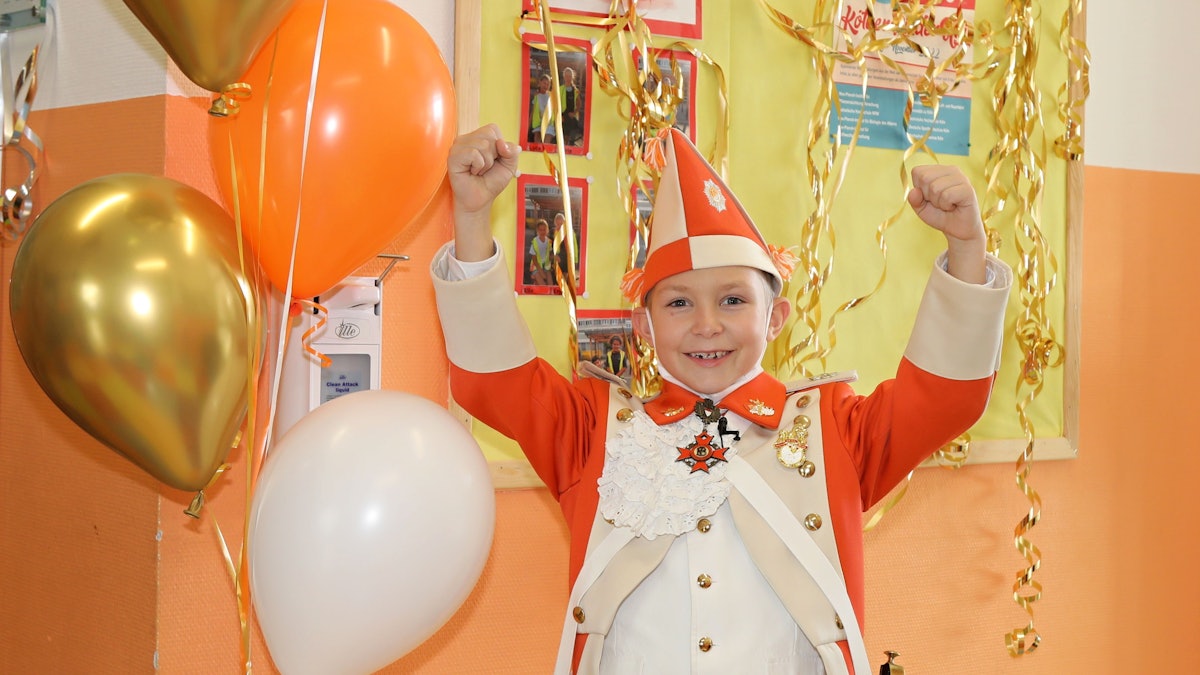 Moderator Luis führt durch die Sendung aus der Bilingo-Schule.