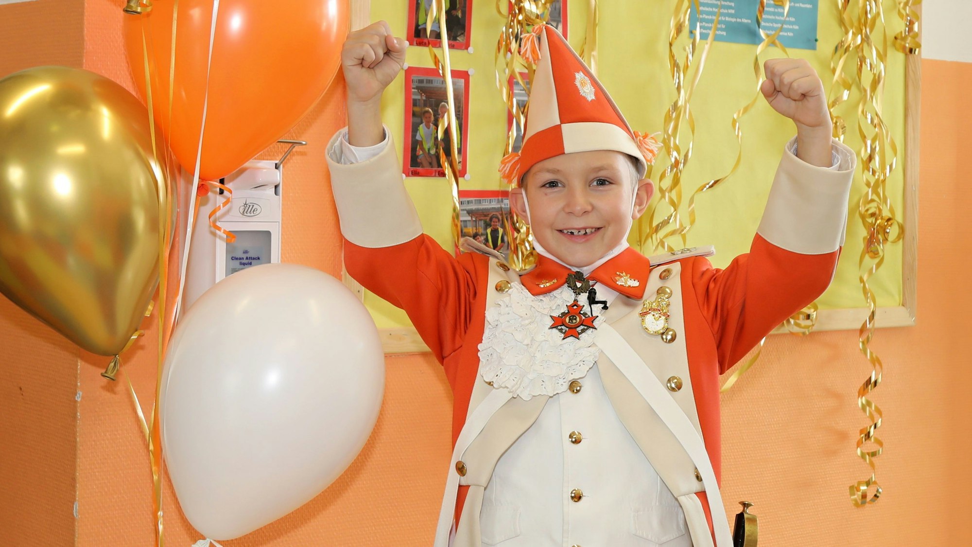 Moderator Luis führt durch die Sendung aus der Bilingo-Schule.