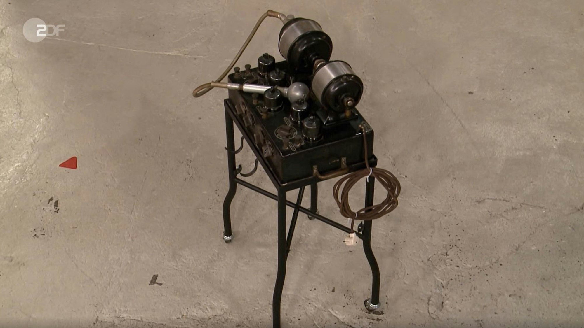 Mediziner Oliver Voß brachte der „Bares für Rares“-Händlern und Händlerinnen ein Pantostat-Gerät mit.