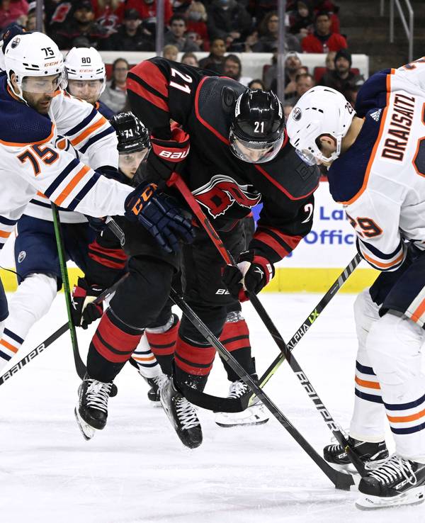 NBA: Dreikampf um den Puck zwischen Evan Bouchard und Leon Draisaitl sowie Nino Niederreiter (Mitte).