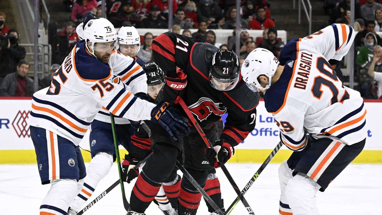 NBA: Dreikampf um den Puck zwischen Evan Bouchard und Leon Draisaitl sowie Nino Niederreiter (Mitte).