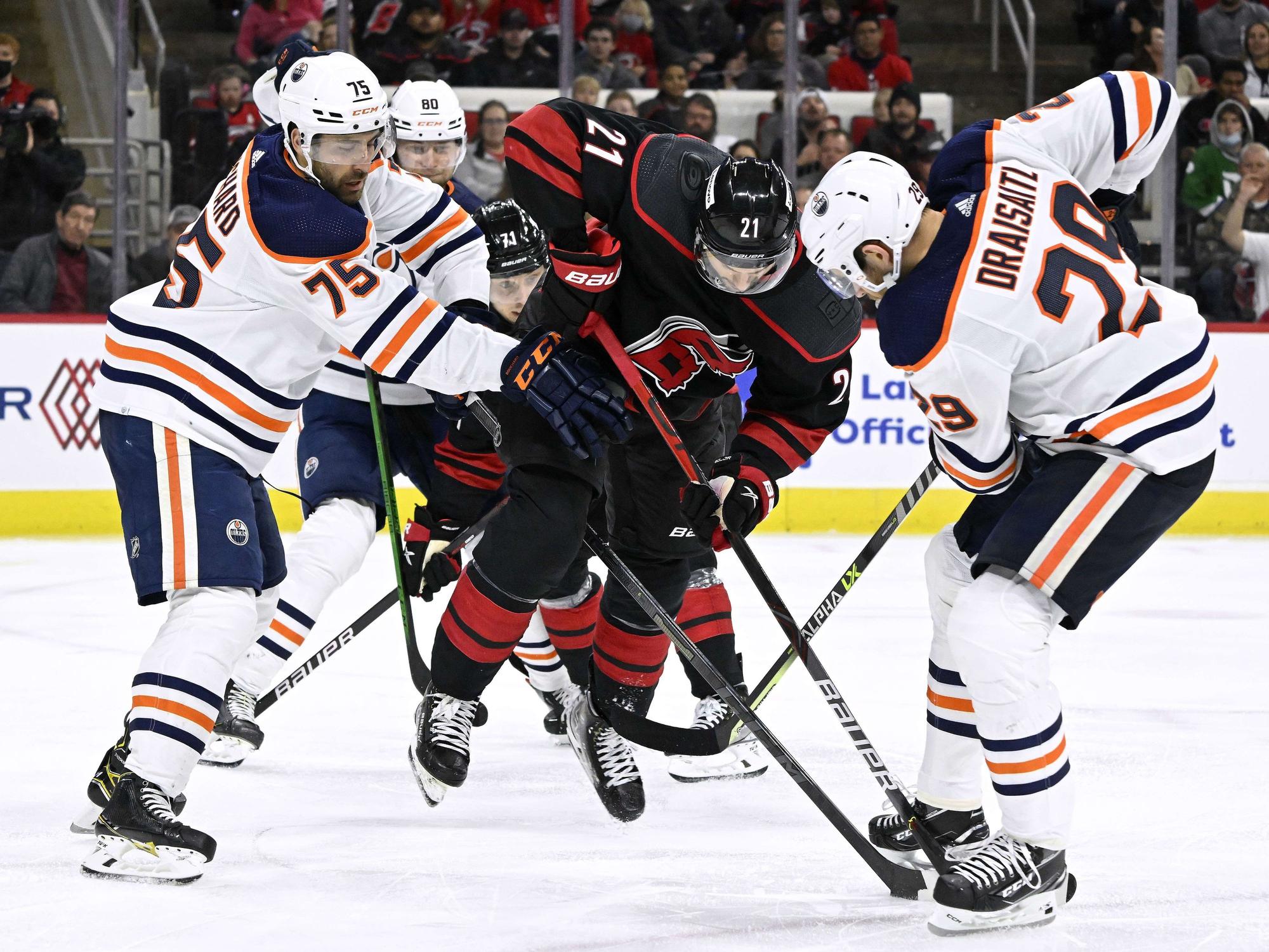 NBA: Dreikampf um den Puck zwischen Evan Bouchard und Leon Draisaitl sowie Nino Niederreiter (Mitte).