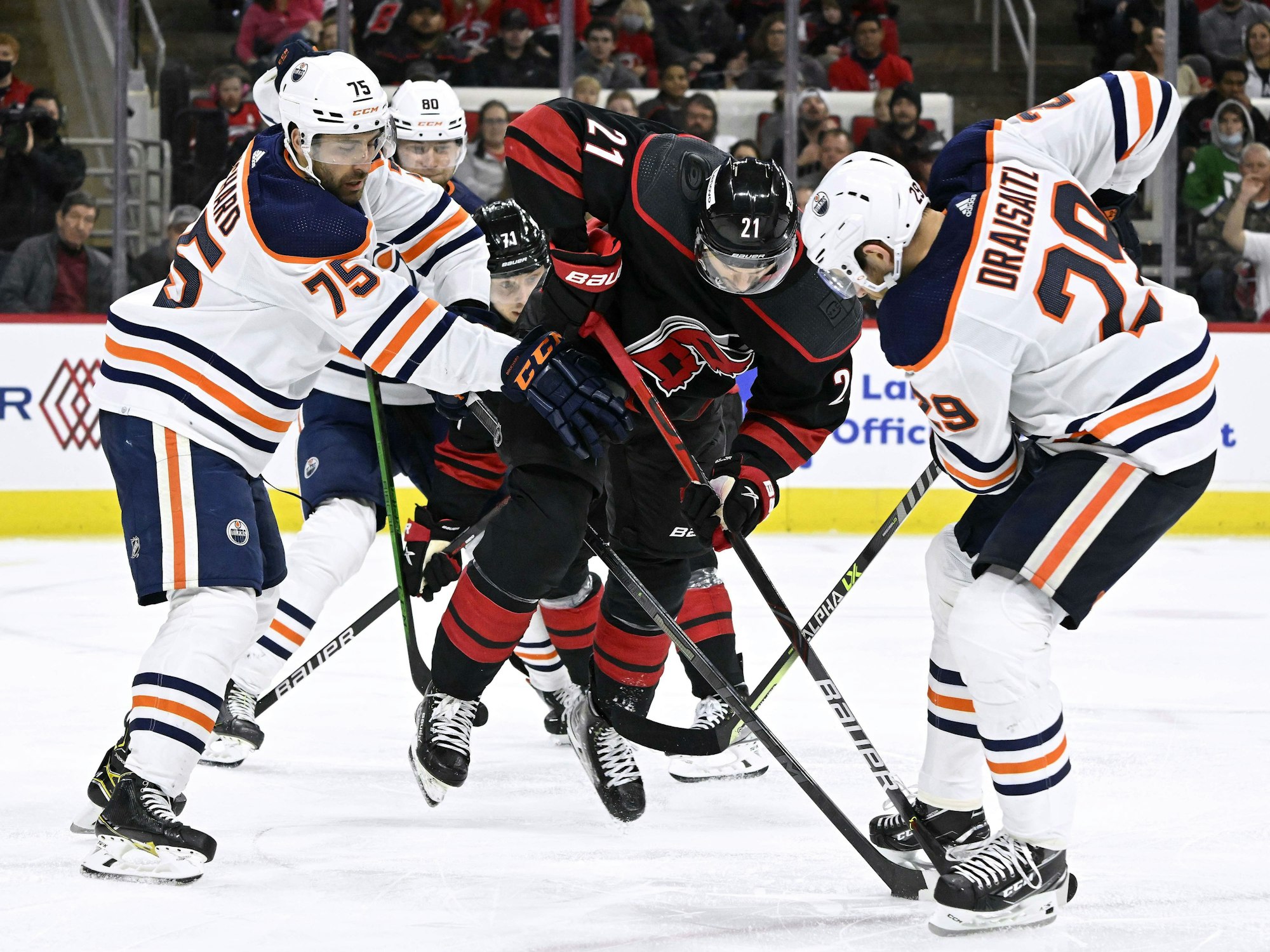 NBA: Dreikampf um den Puck zwischen Evan Bouchard und Leon Draisaitl sowie Nino Niederreiter (Mitte).