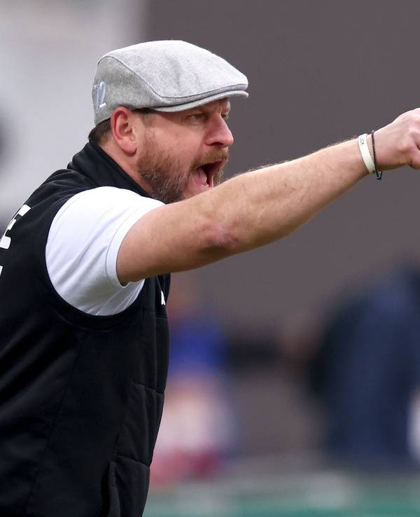 Steffen Baumgart zeigt beim Spiel gegen Greuther Fürth den Daumen nach oben.