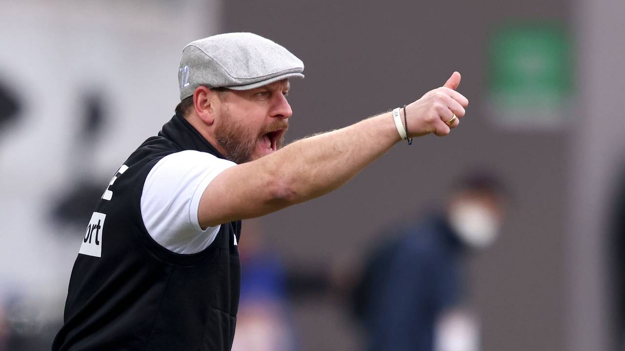 Steffen Baumgart zeigt beim Spiel gegen Greuther Fürth den Daumen nach oben.