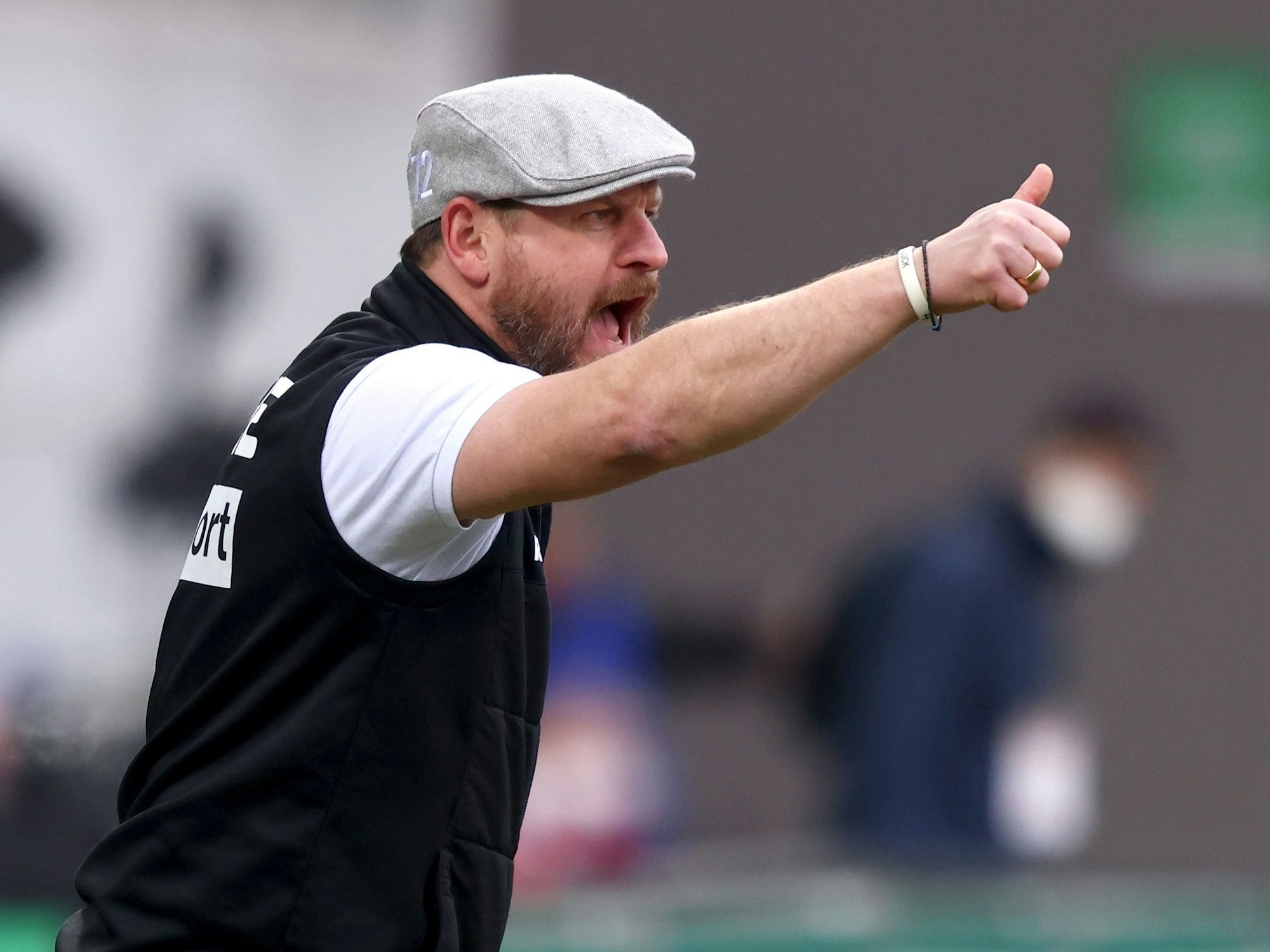 Steffen Baumgart zeigt beim Spiel gegen Greuther Fürth den Daumen nach oben.