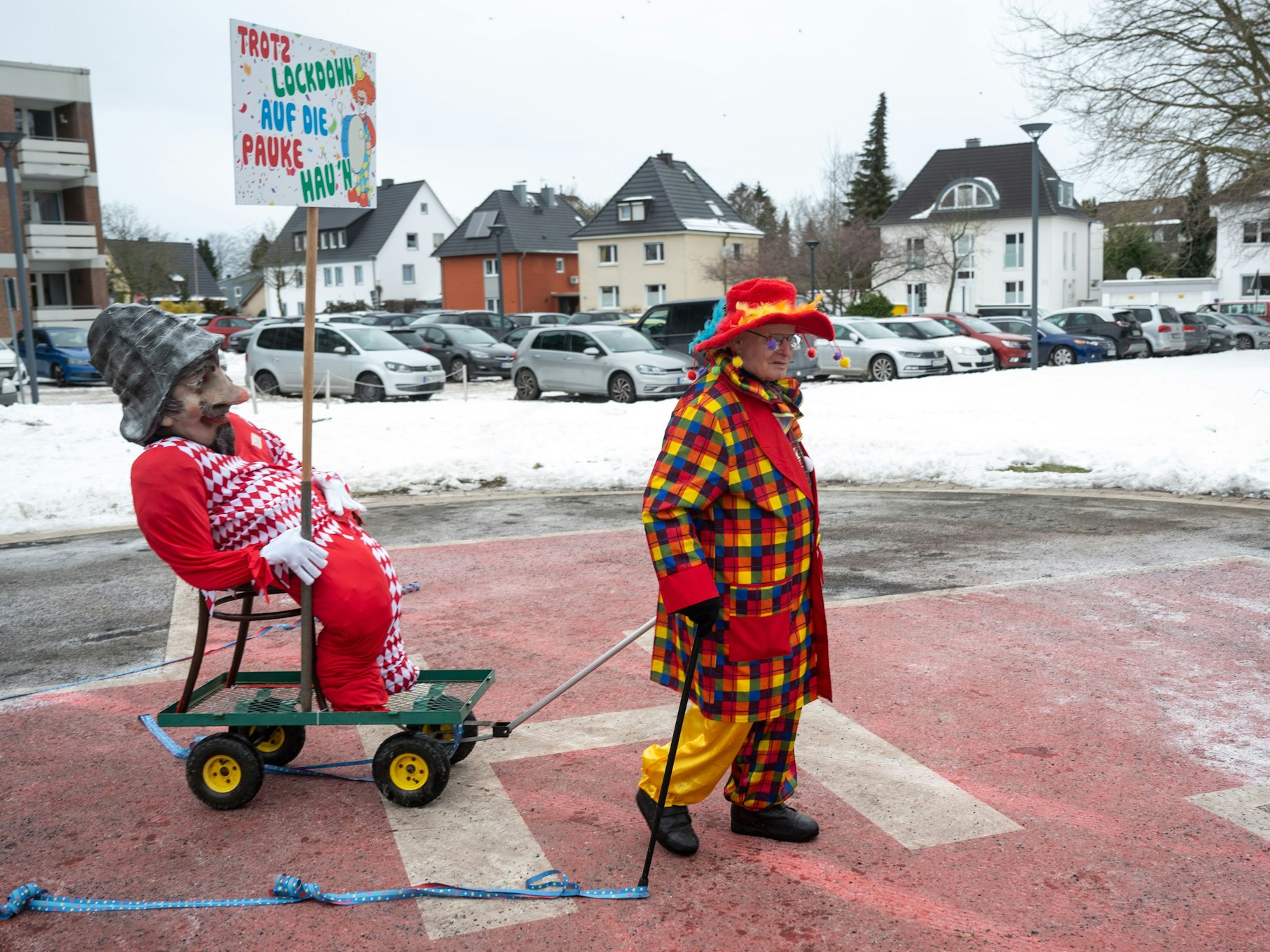 Karnevalist Helmut Scherer zieht mit Bollerwagen durch Unna.