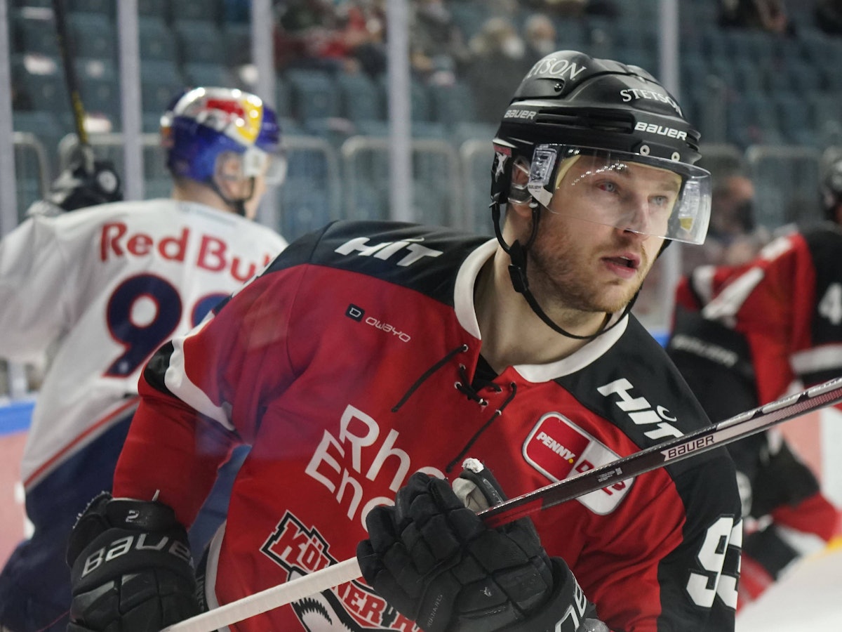 Sebastian Uvira (Kölner Haie) fährt mit seinem Schläger übers Eis.