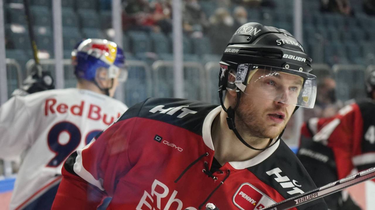 Sebastian Uvira (Kölner Haie) fährt übers Eis.