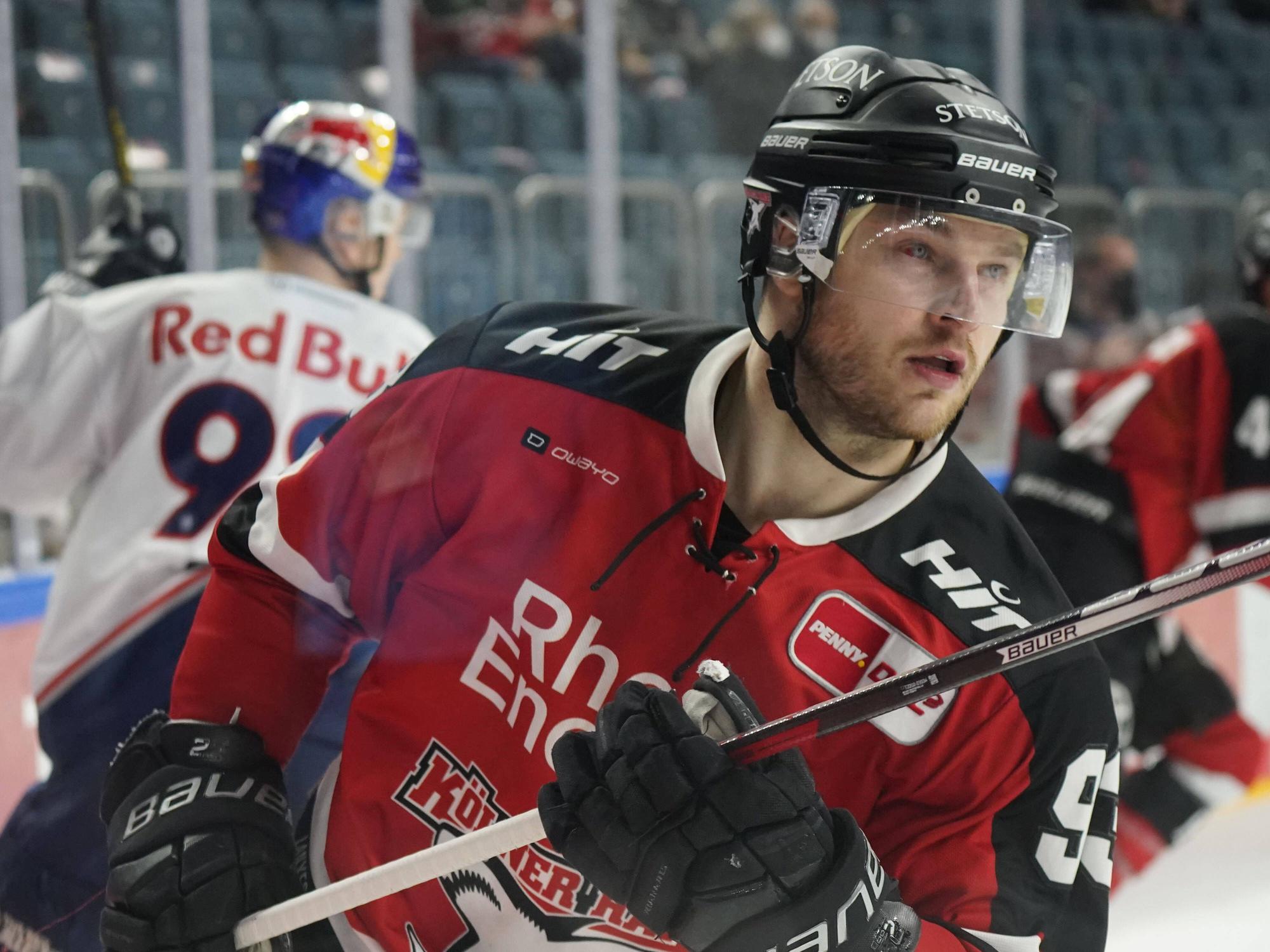 Sebastian Uvira (Kölner Haie) fährt mit seinem Schläger übers Eis.