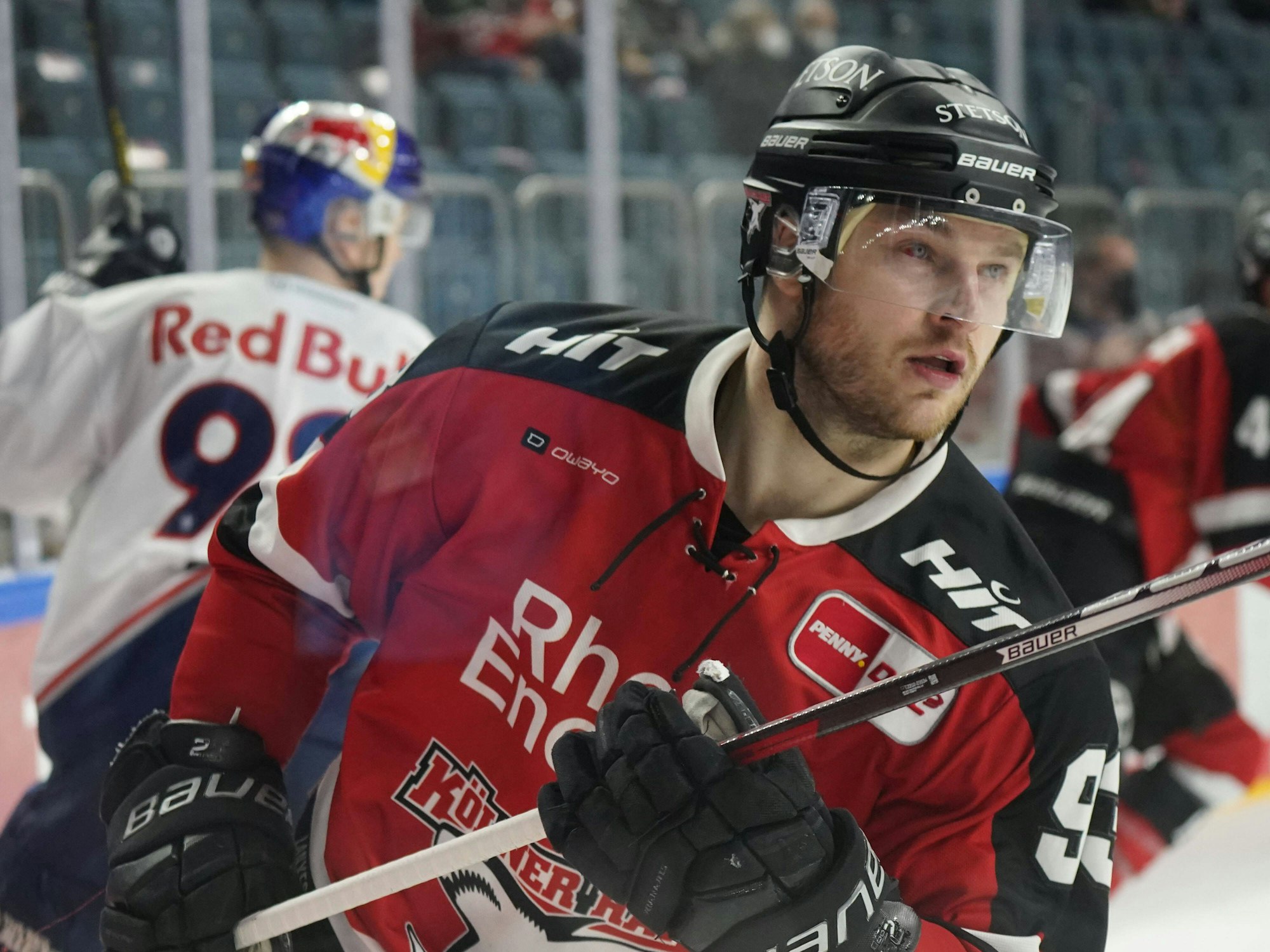 Sebastian Uvira (Kölner Haie) fährt mit seinem Schläger übers Eis.