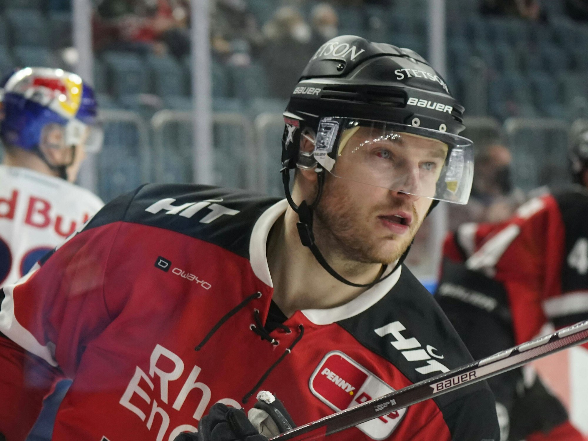 Sebastian Uvira (Kölner Haie) fährt übers Eis.
