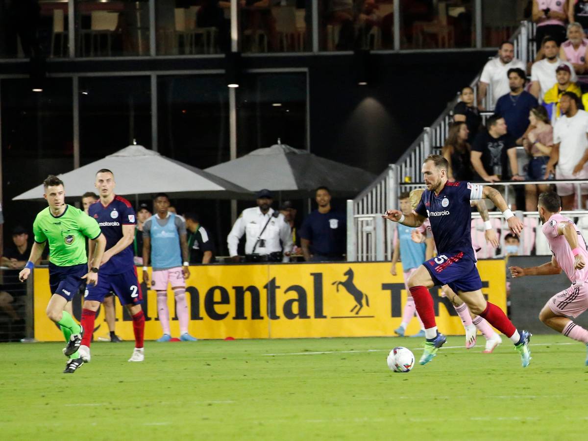 Rafael Czichos feiert sein Debüt für Chicago Fire.