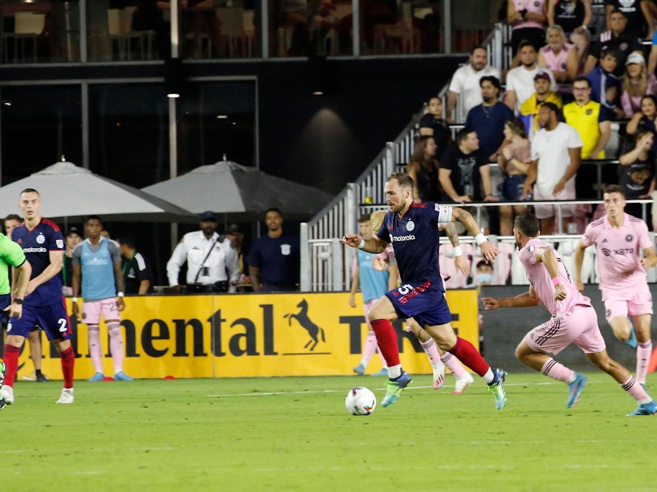 Rafael Czichos feiert sein Debüt für Chicago Fire.