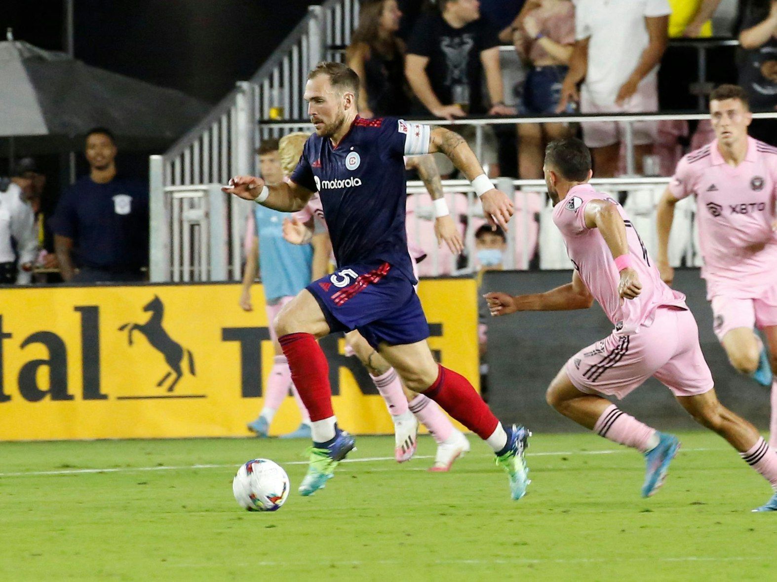 Rafael Czichos feiert sein Debüt für Chicago Fire.