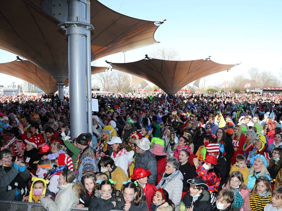 6000 Jecken feiern im Tanzbrunnen.