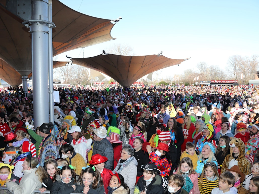 6000 Jecken feiern im Tanzbrunnen.
