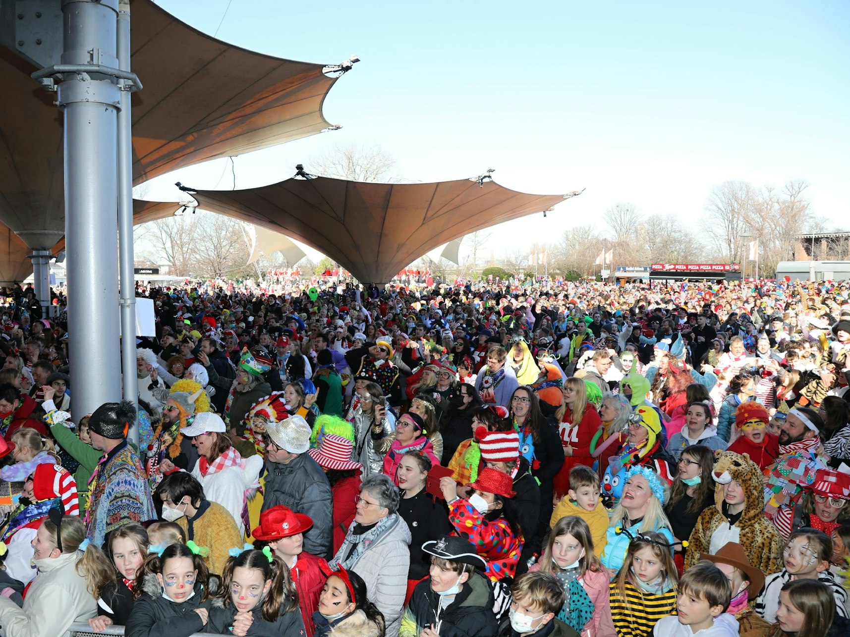 6000 Jecken feiern im Tanzbrunnen.