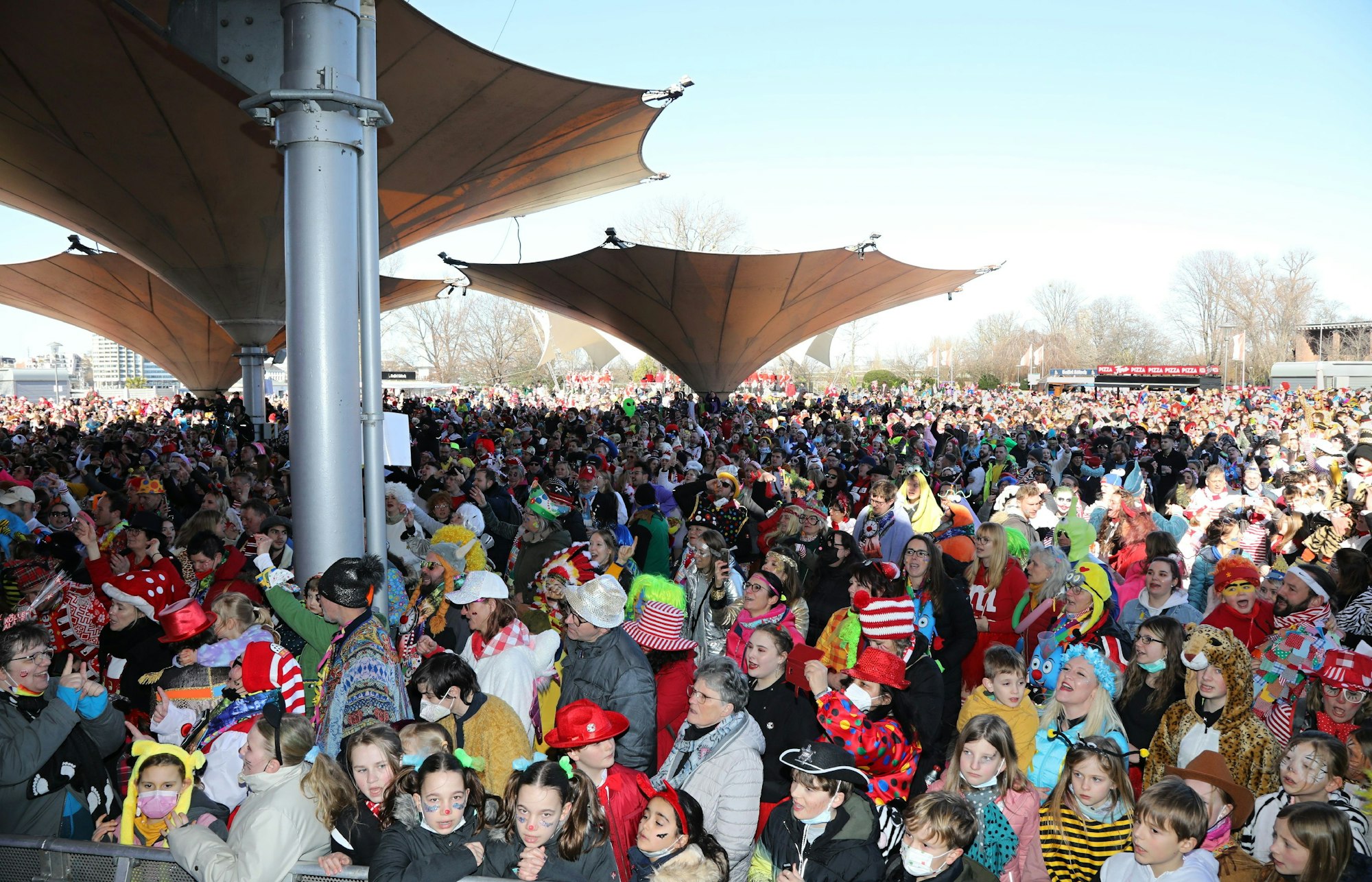 6000 Jecken feiern im Tanzbrunnen.