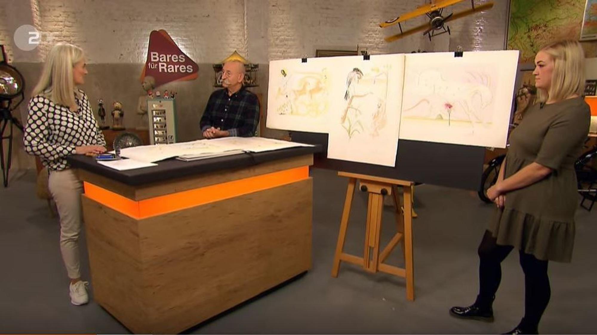 Bares für Rares (ZDF, Ausstrahlung: 28.02.2022)
Horst Lichter mit Expertin Dr. Friederike Werner (l.) und Verkäuferin Rebecca Hansen
Foto: ZDF/Screenshot