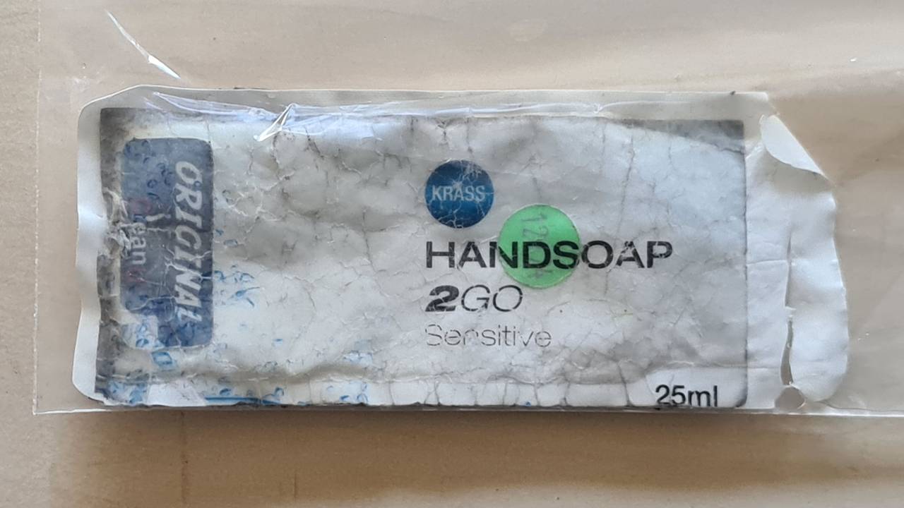 Eine Verpackung der Urin-Ersatzflüssigkeit „Handsoap“ liegt auf dem Tisch.