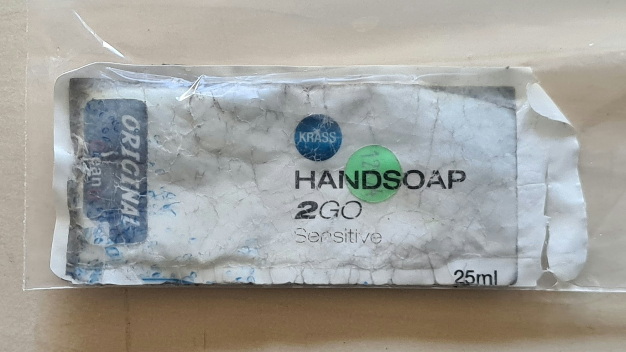 Eine Verpackung der Urin-Ersatzflüssigkeit „Handsoap“ liegt auf dem Tisch.