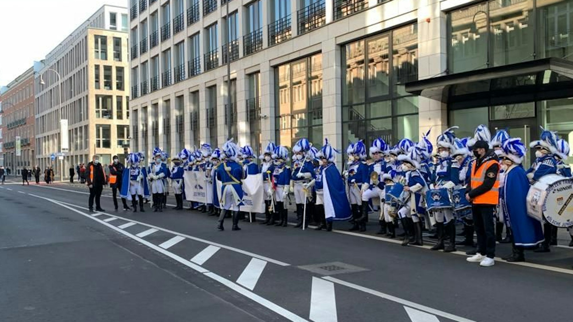 Blaue Funken kommen bei Friedensdemo an der Mohrenstraße an.