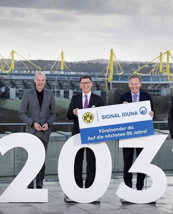 Die Vorsitzenden von Borussia Dortmund und Signal Iduna, der Signal-Iduna-Park im Hintergrund.