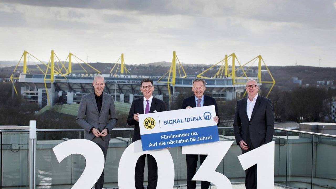 Die Vorsitzenden von Borussia Dortmund und Signal Iduna, der Signal-Iduna-Park im Hintergrund.