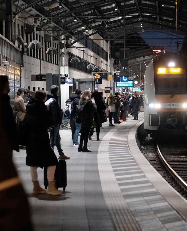 Zug fährt in den Hauptbahnhof von Köln ein.