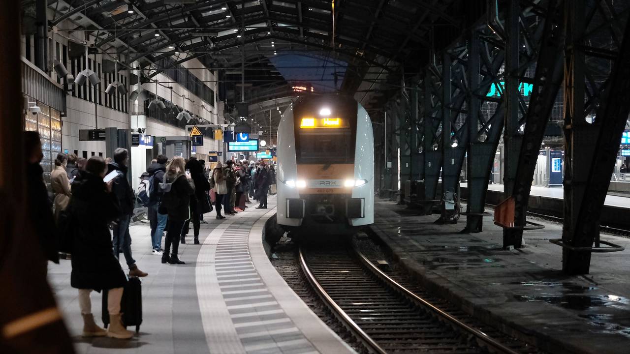 Zug fährt in den Hauptbahnhof von Köln ein.