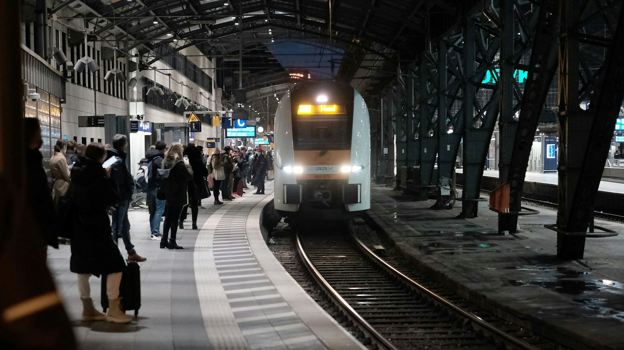 Zug fährt in den Hauptbahnhof von Köln ein.