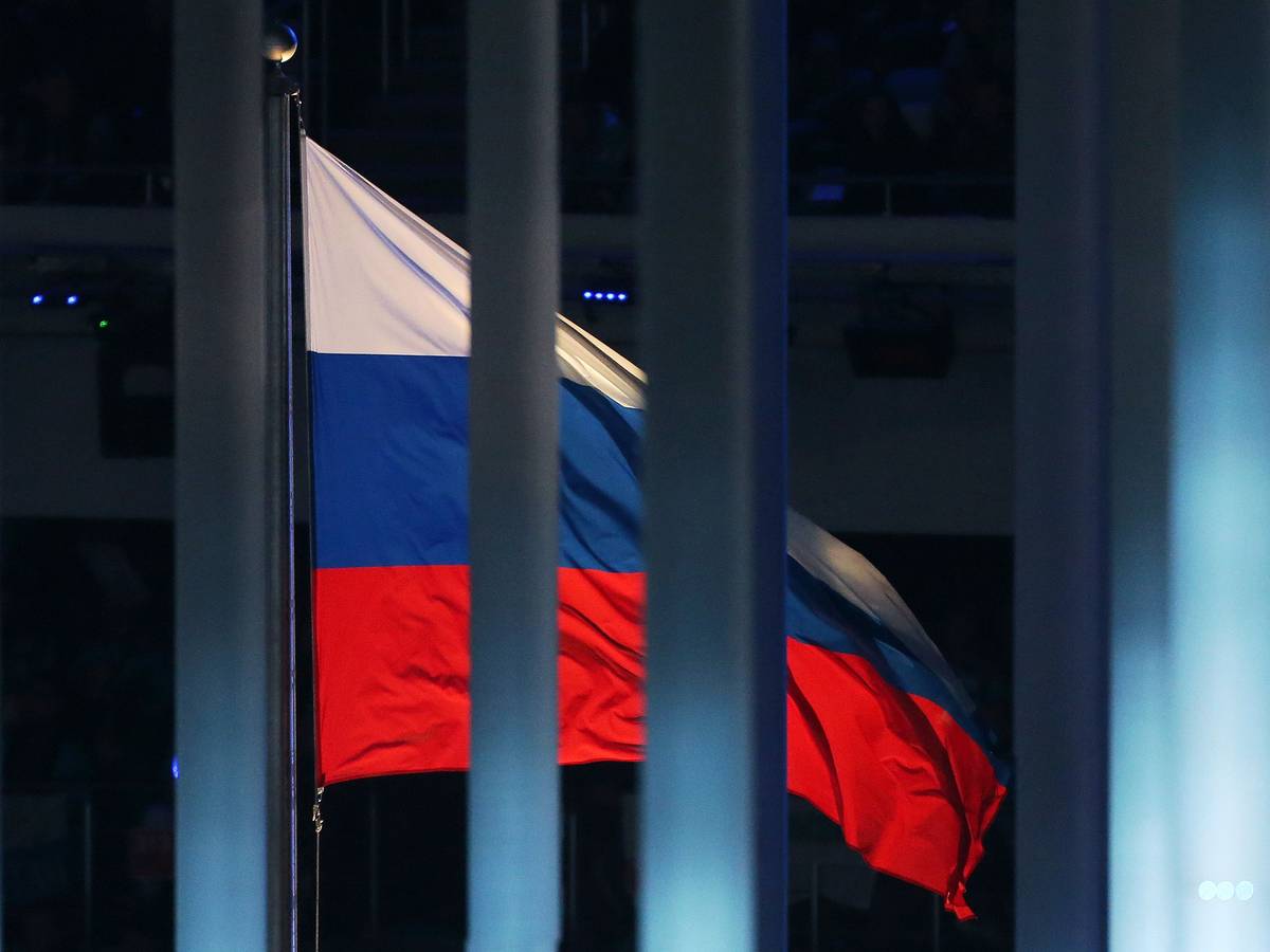 Eine Flagge Russlands weht am 07.03.2014 hinter einem Zaun während der Eröffnungsfeier der Paralympischen Spiele 2014 im Fisht Olympiastadion in Sotschi, Russland.