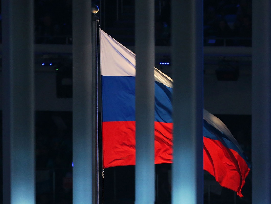 Eine Flagge Russlands weht am 07.03.2014 hinter einem Zaun während der Eröffnungsfeier der Paralympischen Spiele 2014 im Fisht Olympiastadion in Sotschi, Russland.