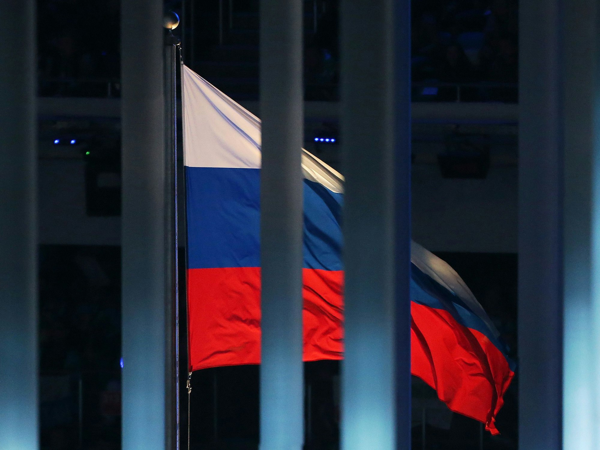 Eine Flagge Russlands weht am 07.03.2014 hinter einem Zaun während der Eröffnungsfeier der Paralympischen Spiele 2014 im Fisht Olympiastadion in Sotschi, Russland.