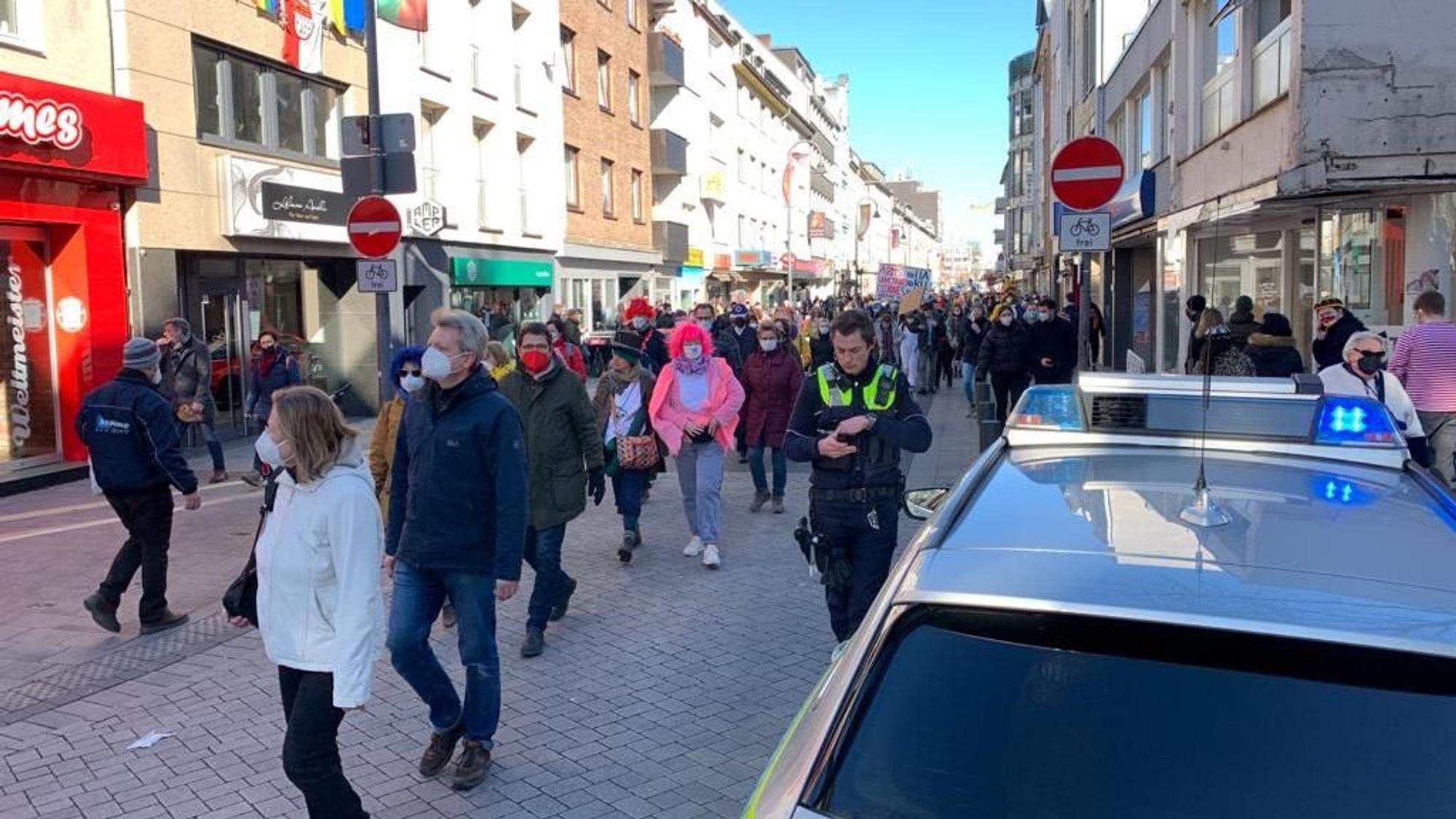 Menschen strömen zur Friedensdemo am Chlodwigplatz in Köln.