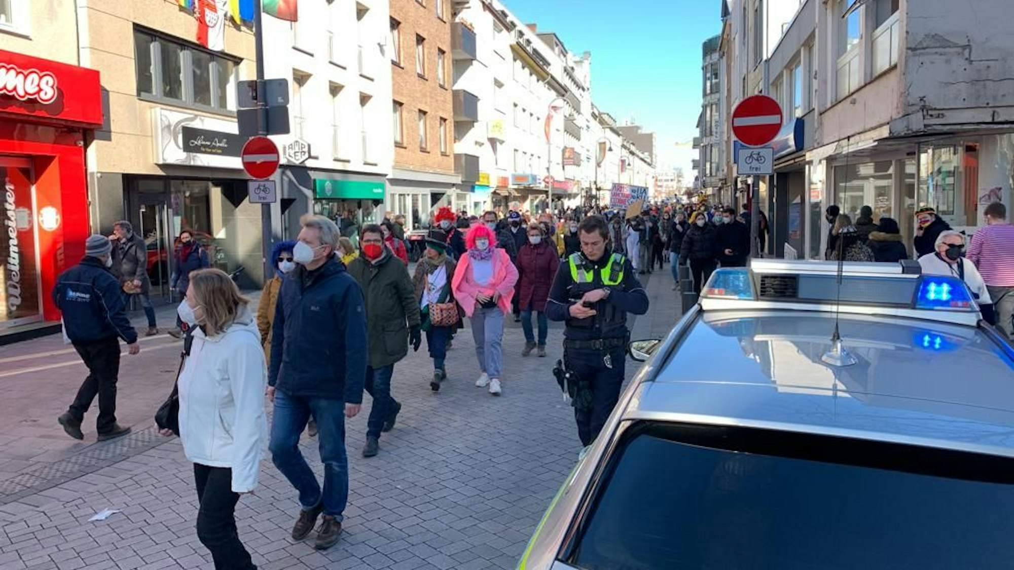 Menschen strömen zur Friedensdemo am Chlodwigplatz in Köln.