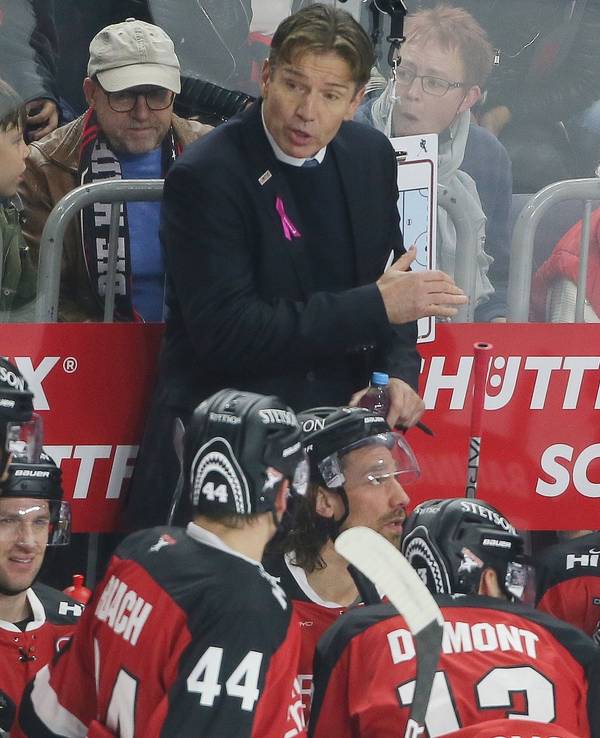 Uwe Krupp spricht im DEL-Spiel der Kölner Haie mit seiner Mannschaft