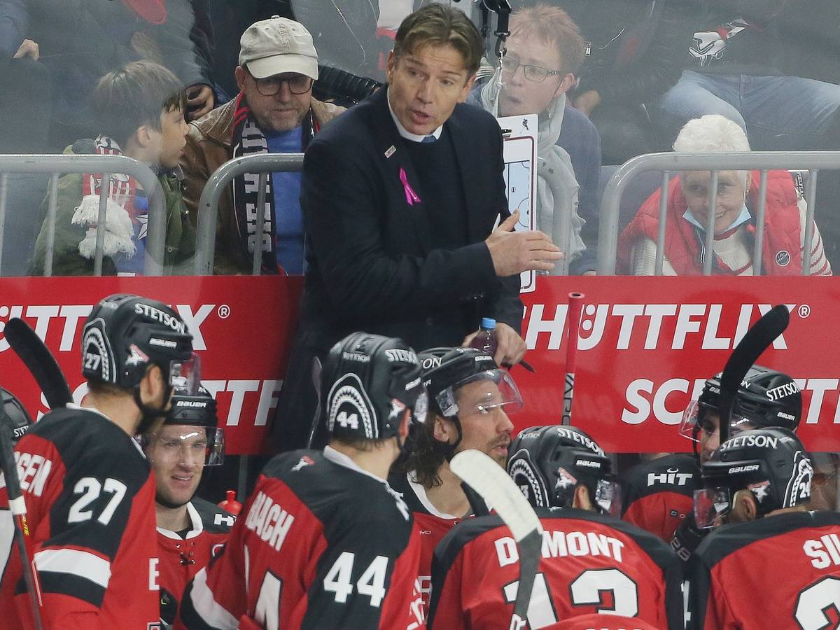 Uwe Krupp spricht im DEL-Spiel der Kölner Haie mit seiner Mannschaft