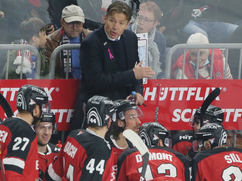 Uwe Krupp spricht im DEL-Spiel der Kölner Haie mit seiner Mannschaft