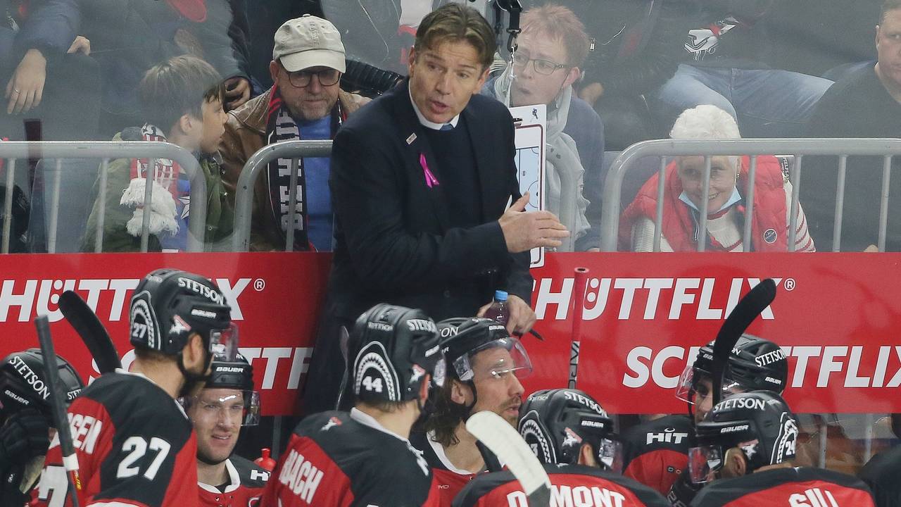 Uwe Krupp spricht im DEL-Spiel der Kölner Haie mit seiner Mannschaft