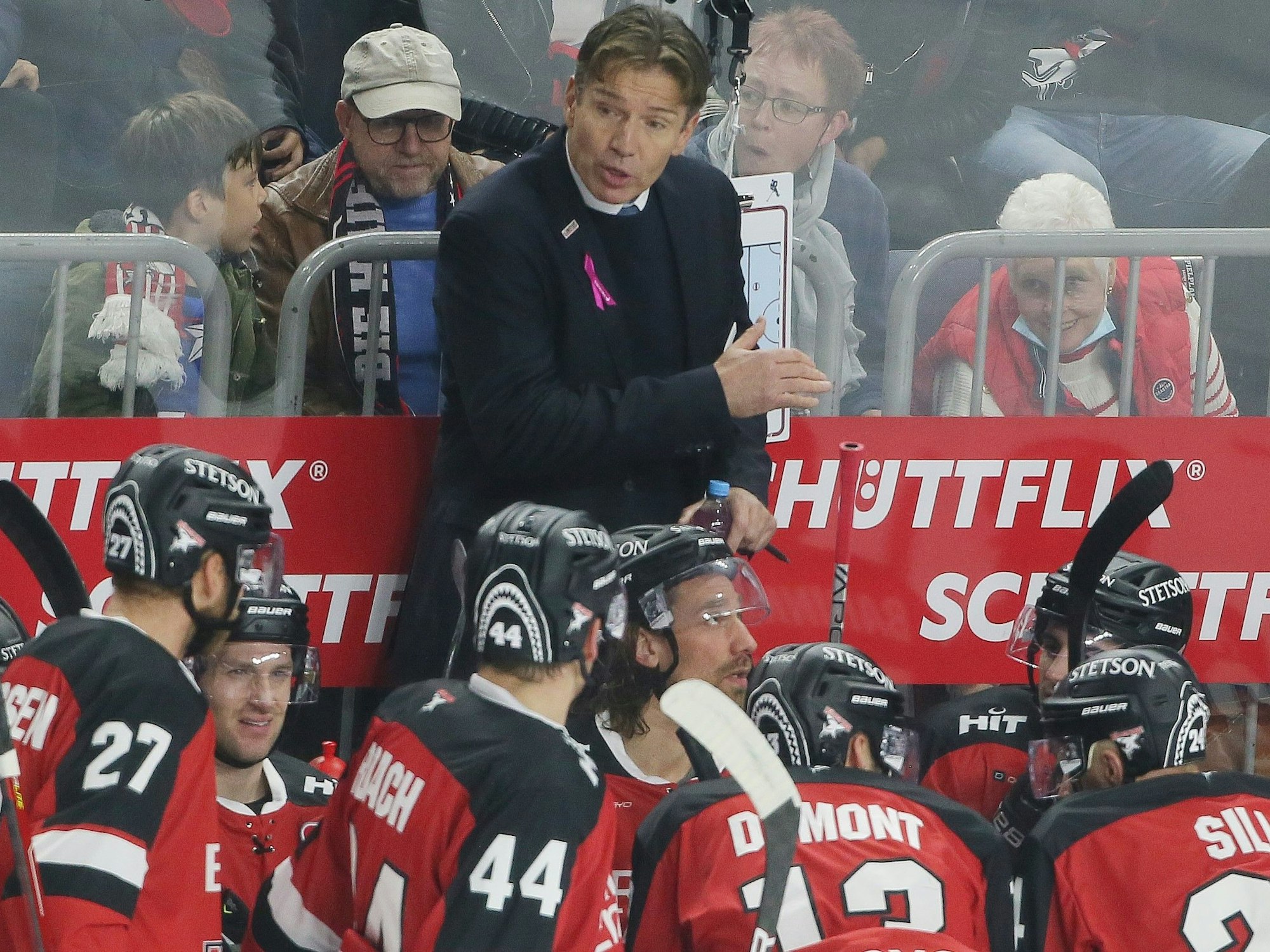 Uwe Krupp spricht im DEL-Spiel der Kölner Haie mit seiner Mannschaft