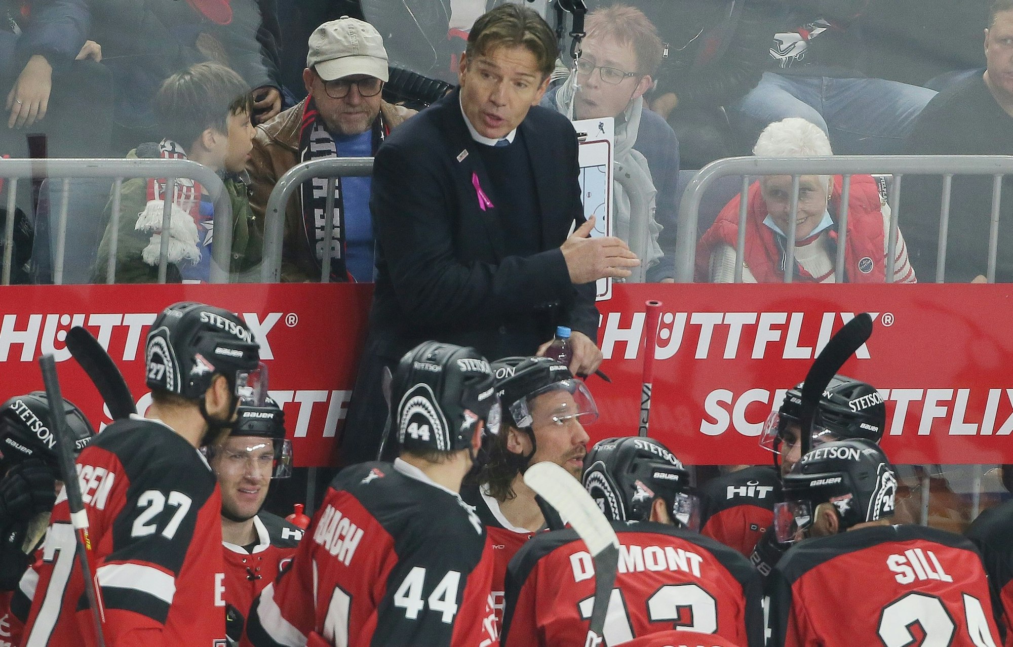 Uwe Krupp spricht im DEL-Spiel der Kölner Haie mit seiner Mannschaft